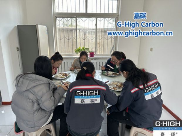 深秋暖陽(yáng)下，鐵鍋燉傳遞溫情與力量